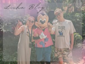 彼とハワイ旅行で、アウラニのミッキーとスリーショット