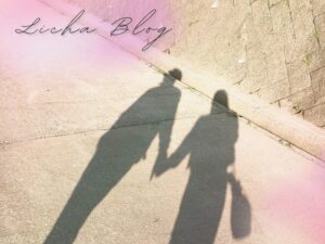 彼と手をつないだ時に取った、二人の影